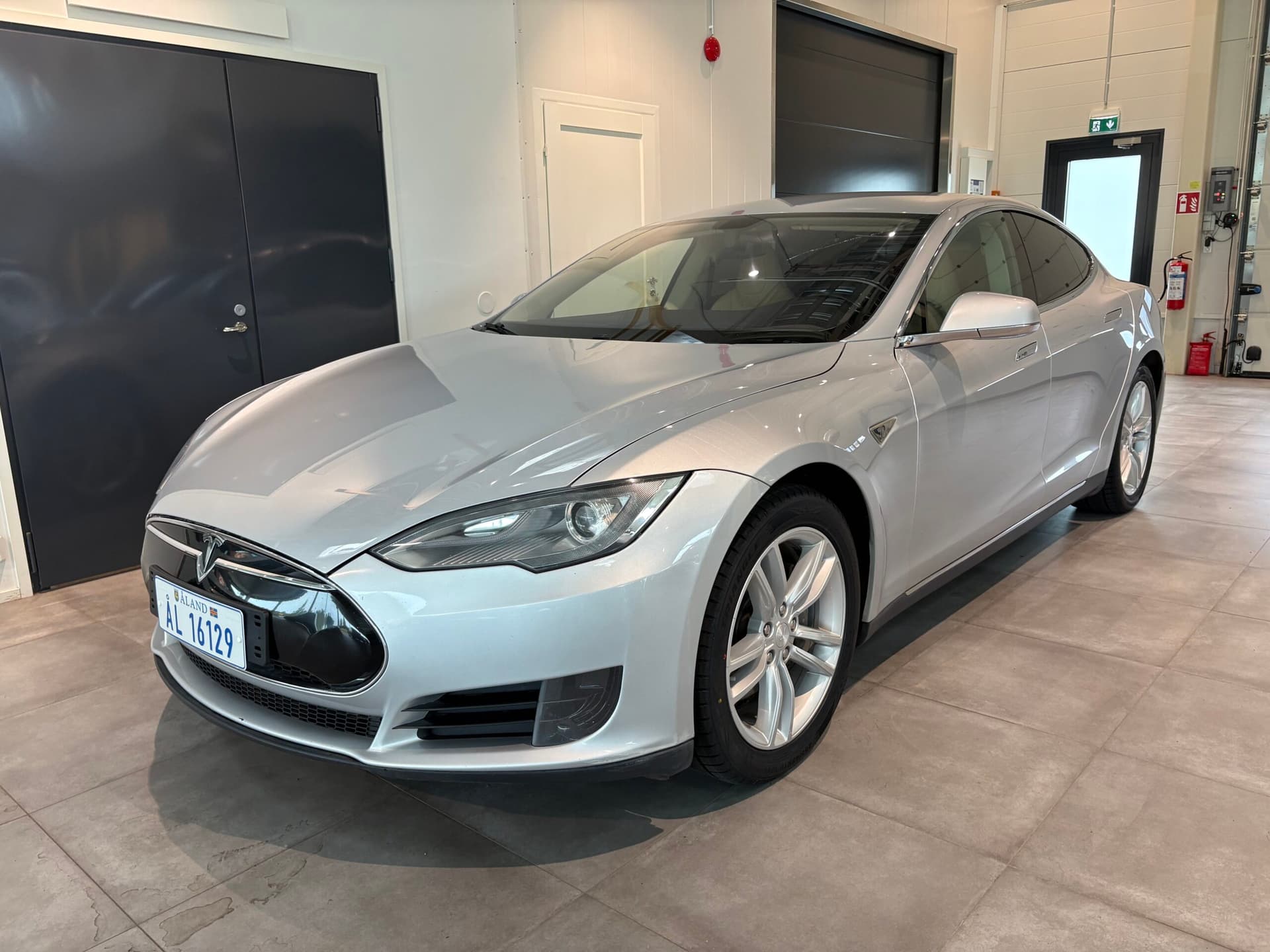 Tesla Model, bild 1 av 7